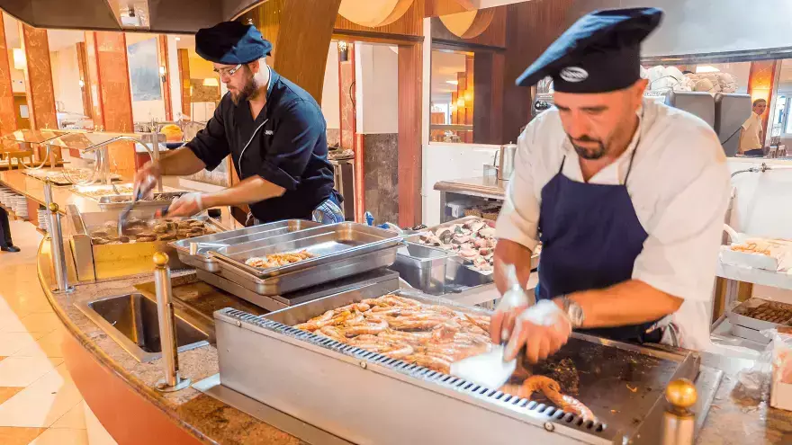 Cuisinier du village Cala Montjoi pension complète