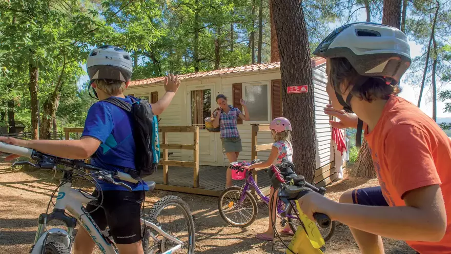 Joyeuse Mobilhome départ rando vélo
