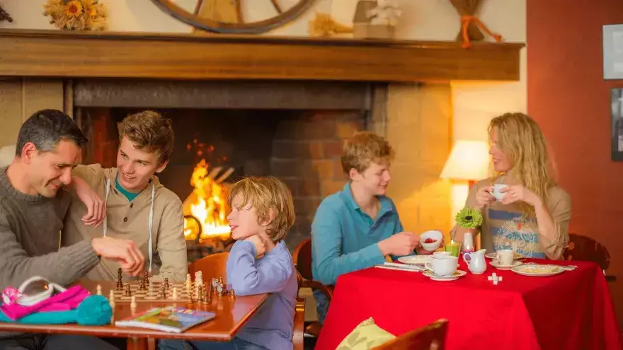 Détente au coin du feu en hiver