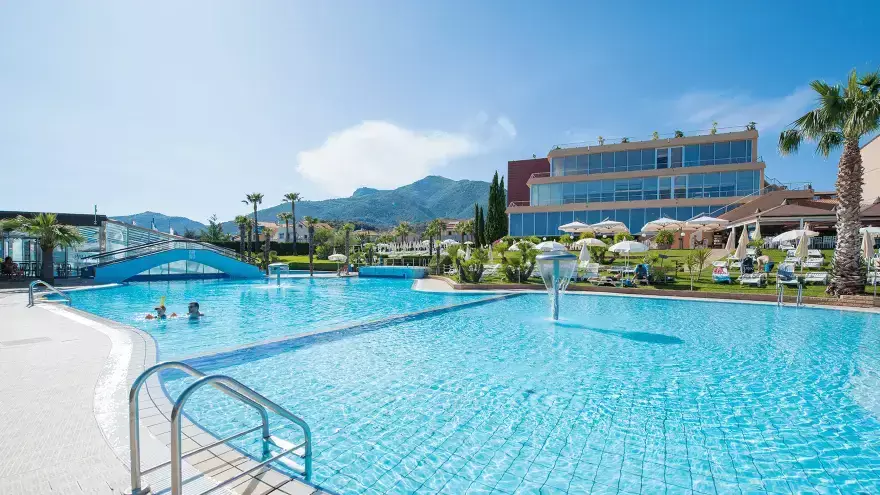 Grande piscine au Village Loano 2