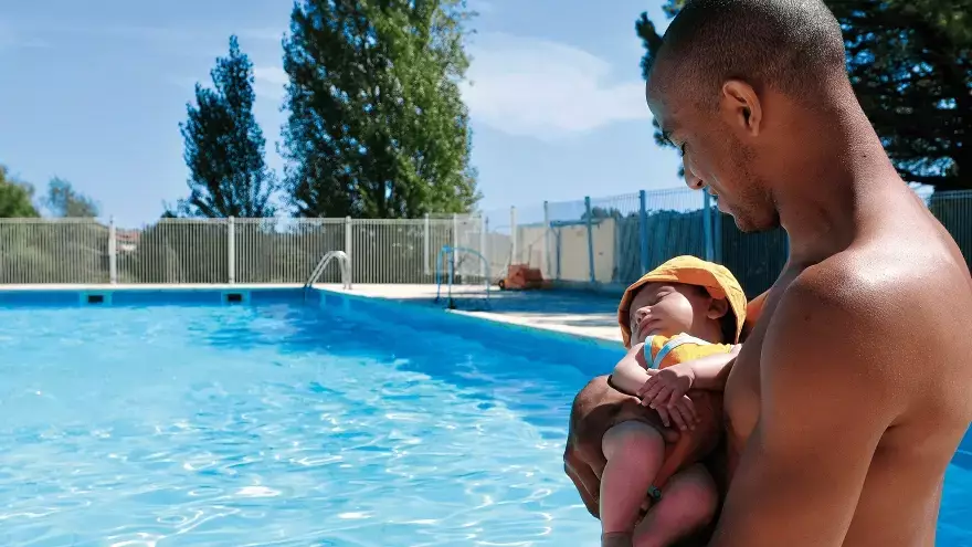 Bébé à la piscine vacances très famille