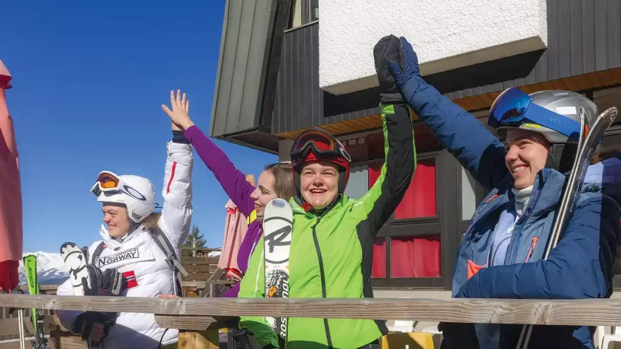 Skieurs sur la terrasse du Dou de la Ramaz