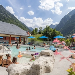 Piscine extérieure du Domaine de Pyrene