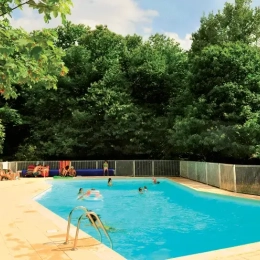 Piscine en vacances d'été en famille