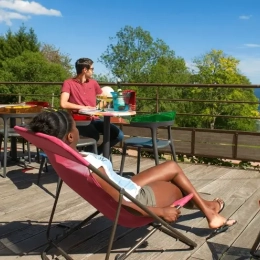 Terrasse détente en vacances d'été