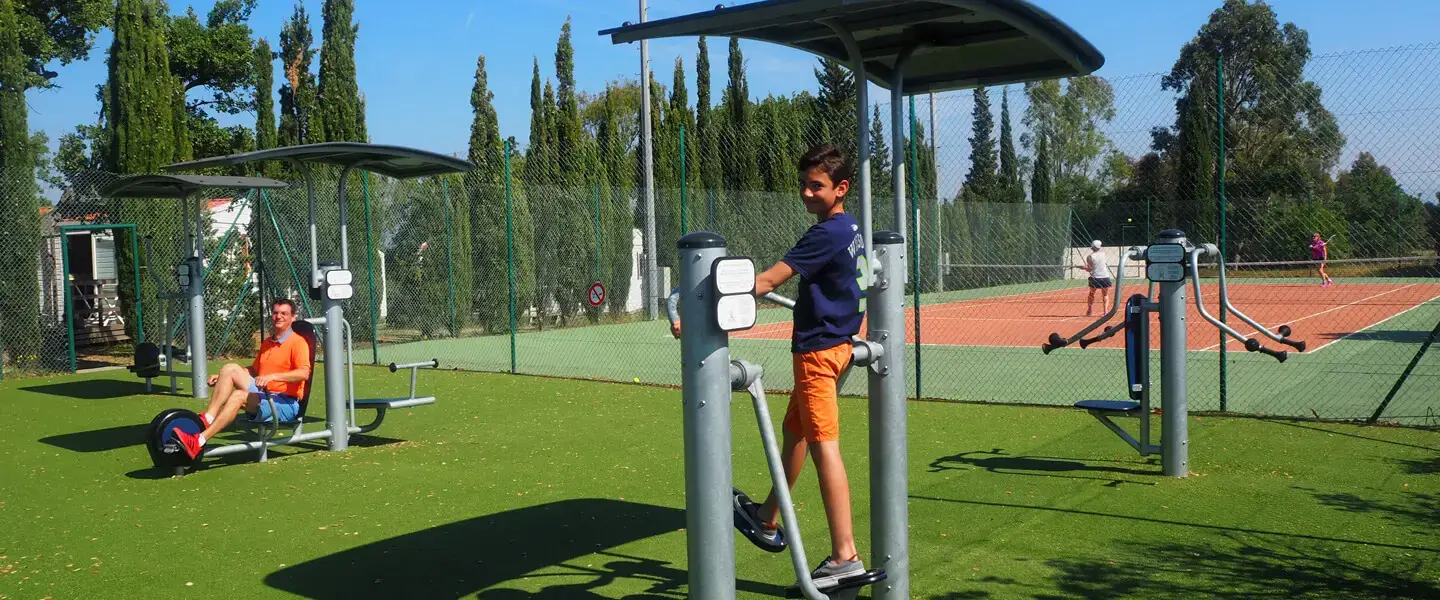 Terrain de jeux musculation et tennis