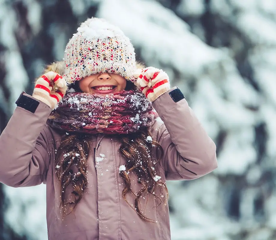 Jeune fille sous la neige