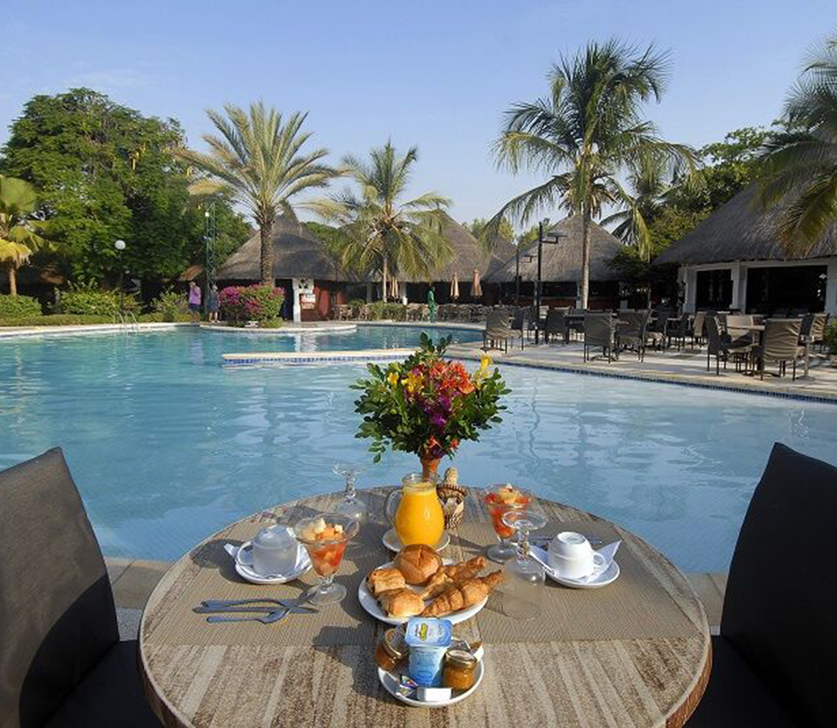 Petit déjeuner en bord de piscine de l'hôtel Royam